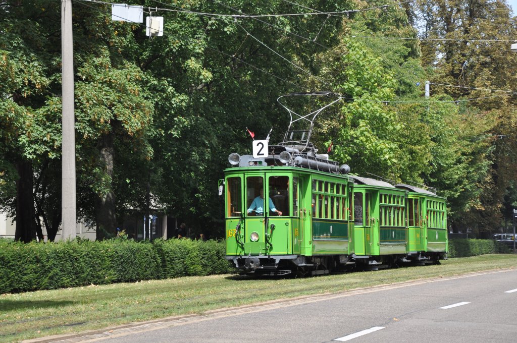 Am Familien Tag der Fondation Beyeler in Riehen bei Basel fuhren diverse Oldtimer auf der Linie 2. Hier sehen wir den Be 2/2 163 und der B 2 371 + B 2 331 auf dem Weg Richtung Bahnhof SBB in Basel.