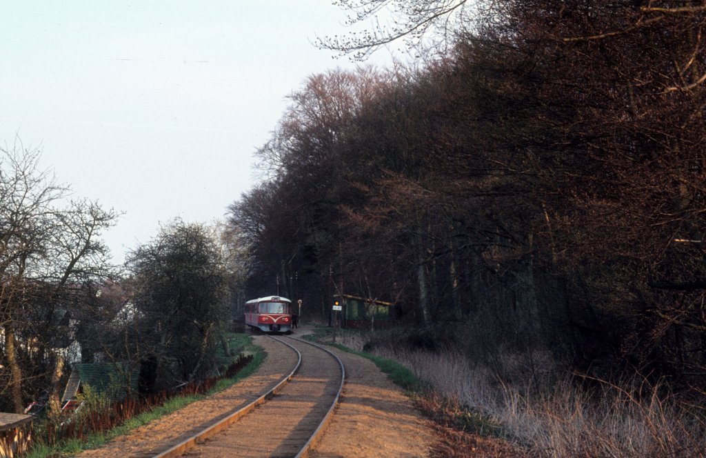 Am Haltepunkt Højstrup (Helsingør) hält am 23. April 1973 ein Triebzug der HHGB, Helsngør-Hornbæk-Gilleleje-Banen. Der Zug fährt in Richtung Bahnhof Helsingør. - Dieser Haltepunkt wurde 1991 augelassen, und ein neuer Haltepunkt mit demselben Namen wurde einige Hundert Meter in Richtung Helsingør gebaut. 