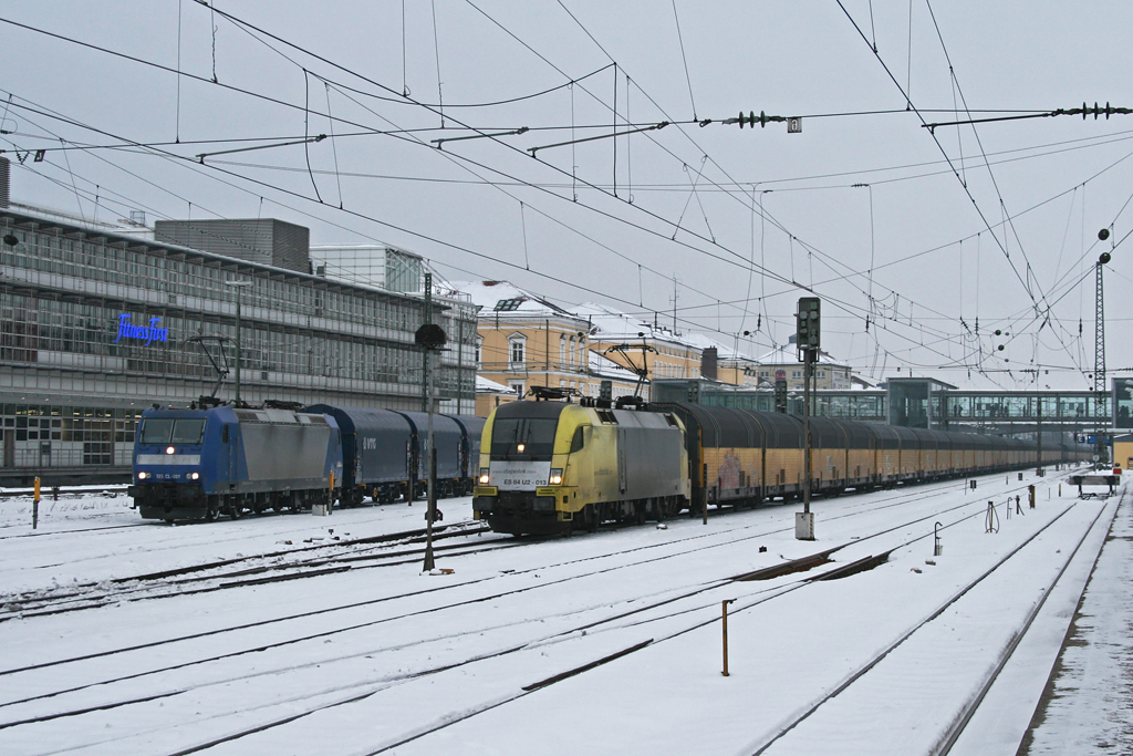 Am Nachmittag des 04.01.2011 kam es in Regensburg Hbf zu einer interessanten Begegnung von 182 513 mit einem Altmann Autozug und 185 CL 009 mit einem Ganzzug aus Planenwagen.