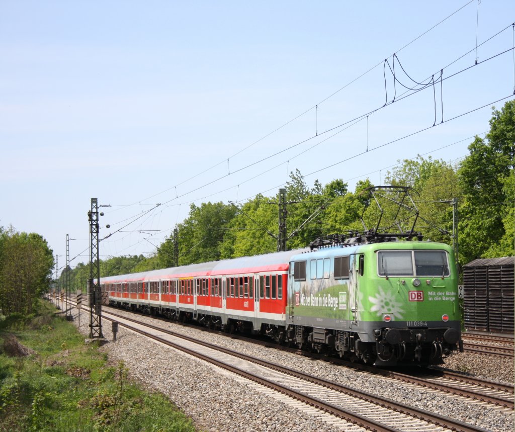 Am RE von Salzburg nach Mnchen hing die 111 039-4  DAV . Durchfahrt bei Vaterstetten am 20.05.12