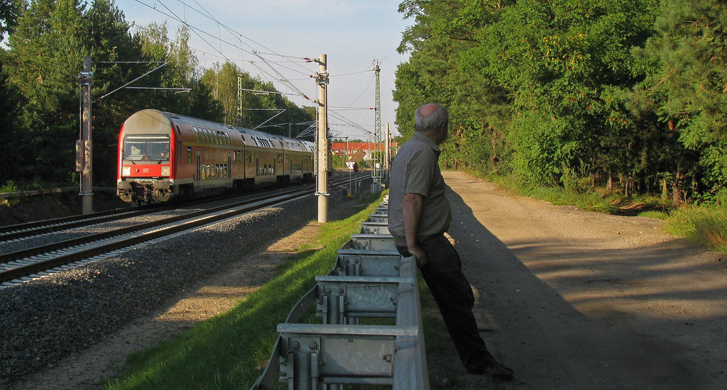 Am selben sonnigen Abend machte man(n) es sich noch auf der neu aufgebauten Leitplanke gemtlich und beobachtete die RB 14 von Nauen nach Senftenberg. Fr mich ein Foto wert. Mit den Persnlichkeitsrechten gibts brigens keine Probleme, die Person ist einverstanden. 03.09.2011