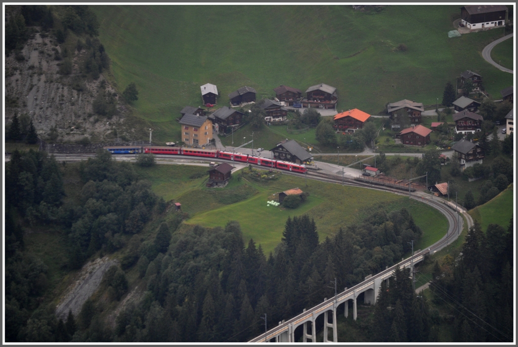 Am Wanderweg Arosa - Ochsenalp gibt es einen Punkt mit dem Namen Langwieser Aussicht. Leider hat es zum Zeitpunkt der Aufnahme ziemlich geregnet und es war sehr neblig. Dank Photoshop ist R1425 nach Arosa doch noch aus dem Nebel aufgetaucht. (14.09.2011)