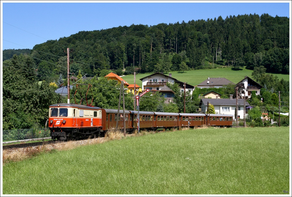 An dem alten Formsignal vorbei, fuhr 1099 001 mit R 6811 von St-Plten nach Mariazell. 
Rabenstein 1.8.2010