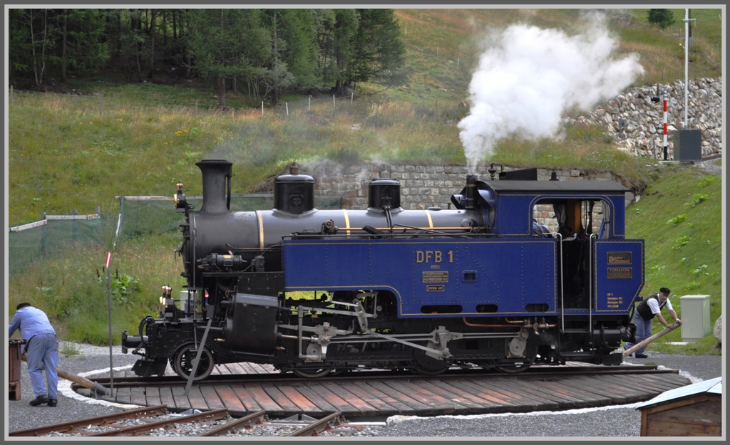 Angekommen in Oberwald wird die DFB 1 auf der Drehscheibe gedreht fr die Rckfahrt. Die HG 3/4 DFB 1 wurde 1913 von SLM Winterthur gebaut und von der FO 1947 nach Vietnam verkauft. 1993 wurde sie zurckgeholt und in der DFB Werksttte in Chur vorbildlich restauriert. (21.07.2011)