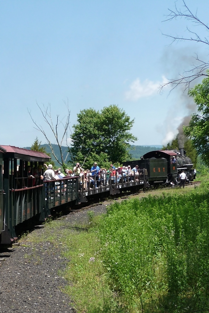 Ankunft im Nirgendwo; hier muss der Zug gewendet werden (Orbisonia, PA, 6.6.09). 