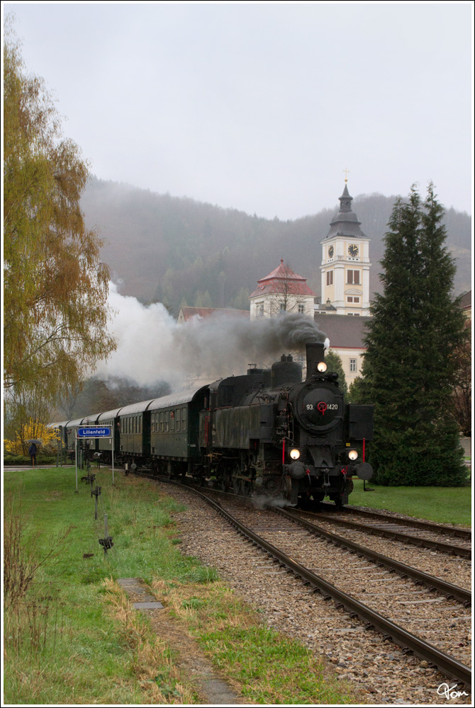 Anlsslich der Streckenbernahme durch die Traisental-Glsental GmbH, gab es heute den Nostalgiesonderzug SR 14602 von St.Plten Hbf nach St. Aegyd am Neuwalde.Gezogen wurde dieser Zug von der 93.1420, hier zu sehen in Lilienfeld, mit dem Zisterzienserstift im Hintergrund. 
15.4.2012 

