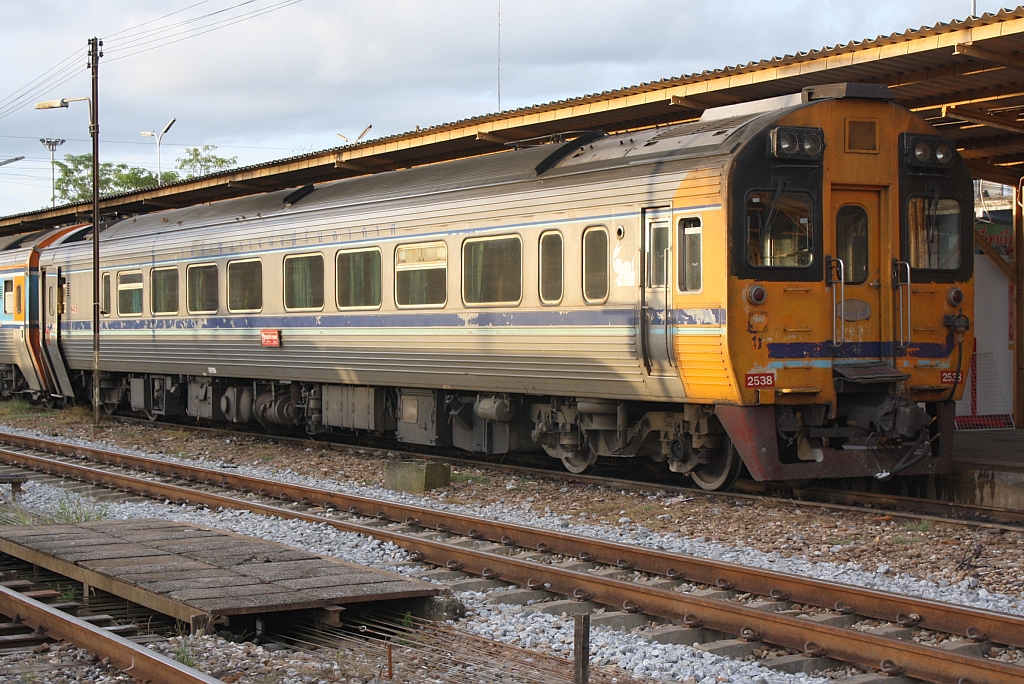 APN.60 2538 wendet am 23.August 2011 im Bf. Surat Thani vom SP EXP DRC 43 auf den SP EXP DRC 44.