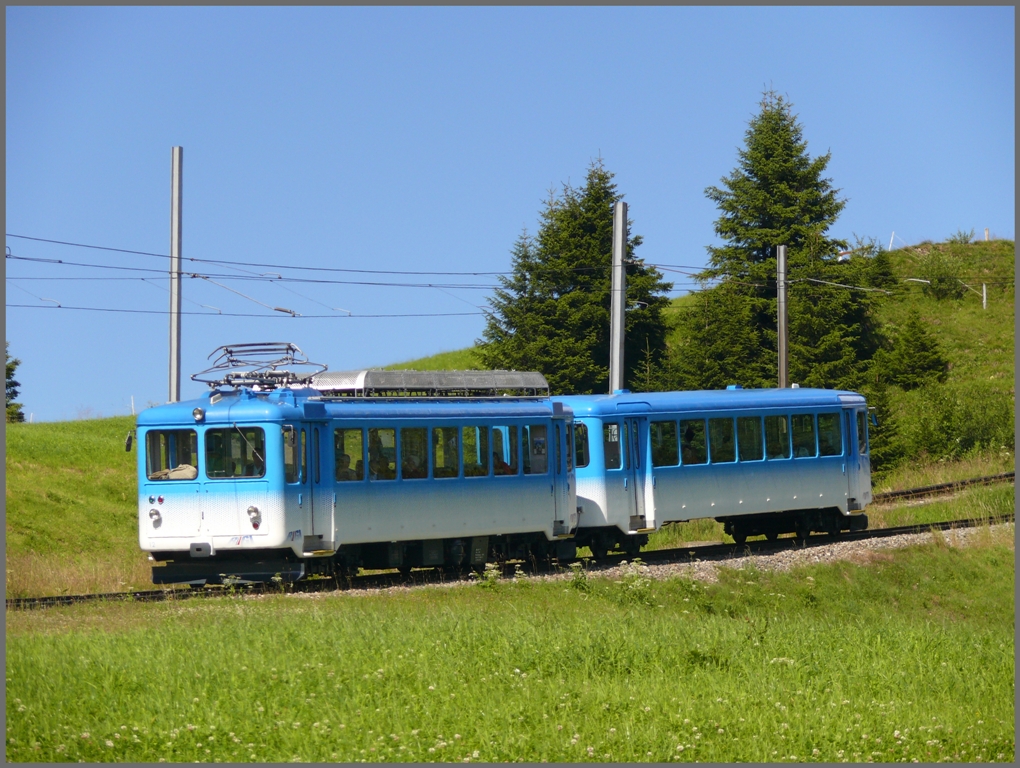 ARB BDeh 4/4 12 und Bt 22 zwischen Rigi Staffel und Rigi Kulm. Noch interessant zu bemerken, talwrts wird mit gesenktem Stromabnehmer gefahren. (30.07.2010)