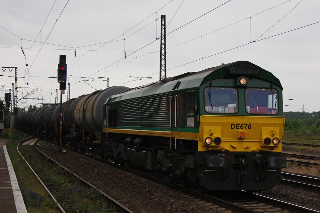 Ascendos Rail/HGK DE 676 am 27.6.12 mit einem Kesselzug in Duisburg-Bissingheim.