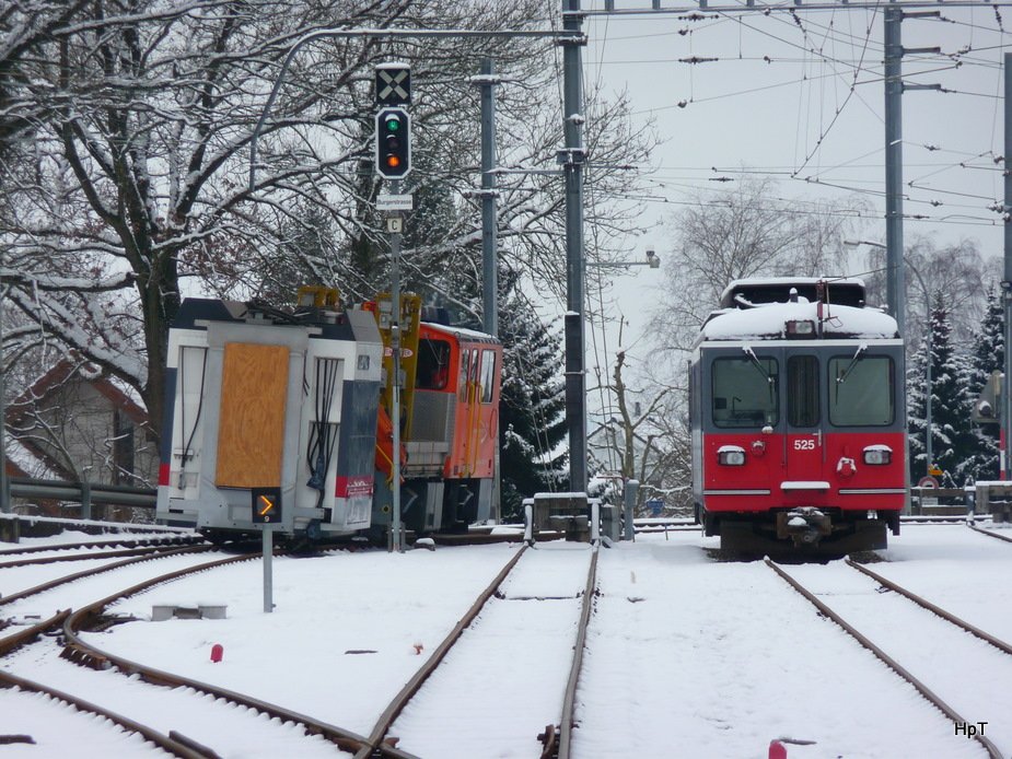 asm BTI - Antriebsteil 2/2 508 gezogen vom Tm 2/2 541 bei der berfuhr von Tuffelen nach Siselen bei der ausfahrt aus dem Bahnhof Tuffelen neben denm Be 4/4 525 am 10.02.2010