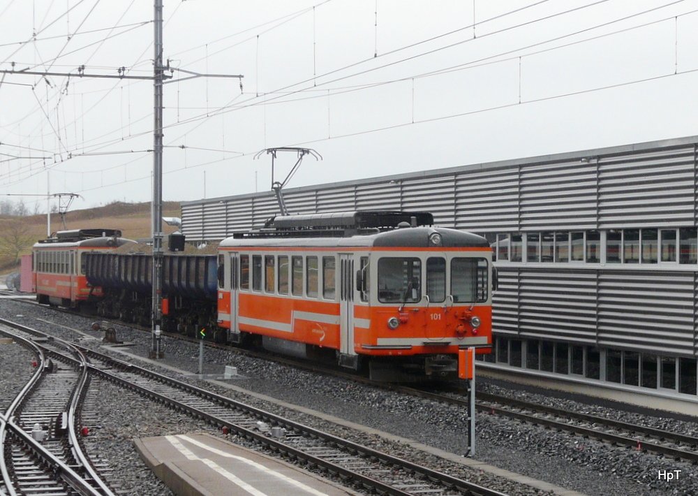 asm BTI - Kieszug mit Be 4/4 101 3 mit Kieswagen Typ Fa und Be 4/4 523 in Siselen am 21.02.2010