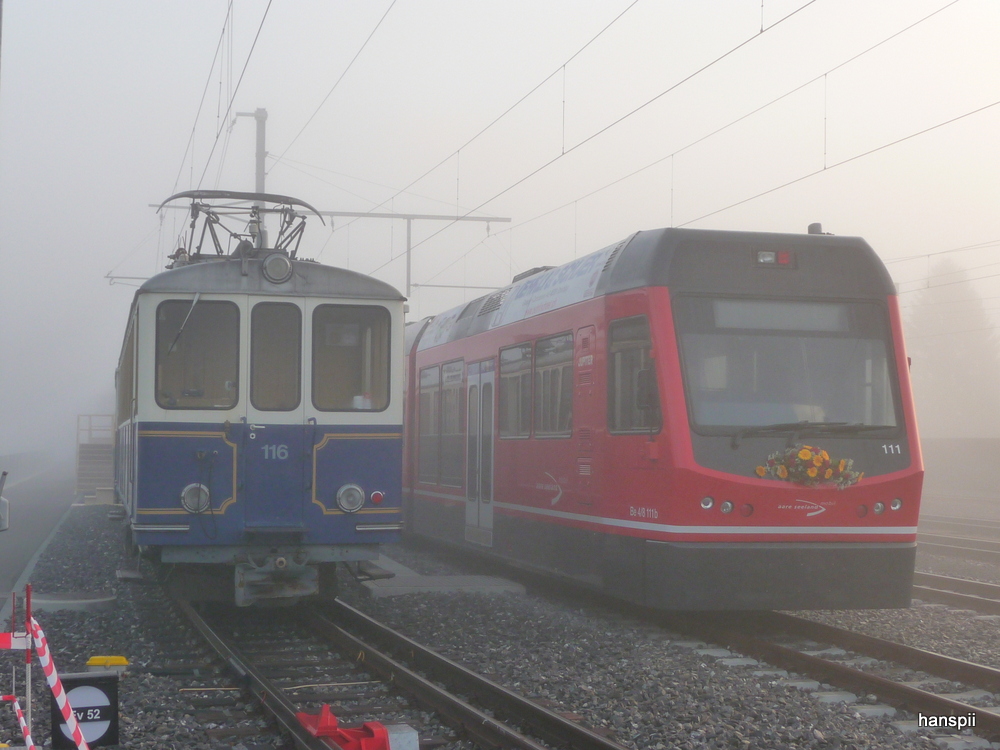 asm Oberaargau - Morgen`s in Nebel in Niederbipp  Bre 4/4  116 neben Be 4/8  111 am Bahnhoffest in Niederbipp am 20.10.2012