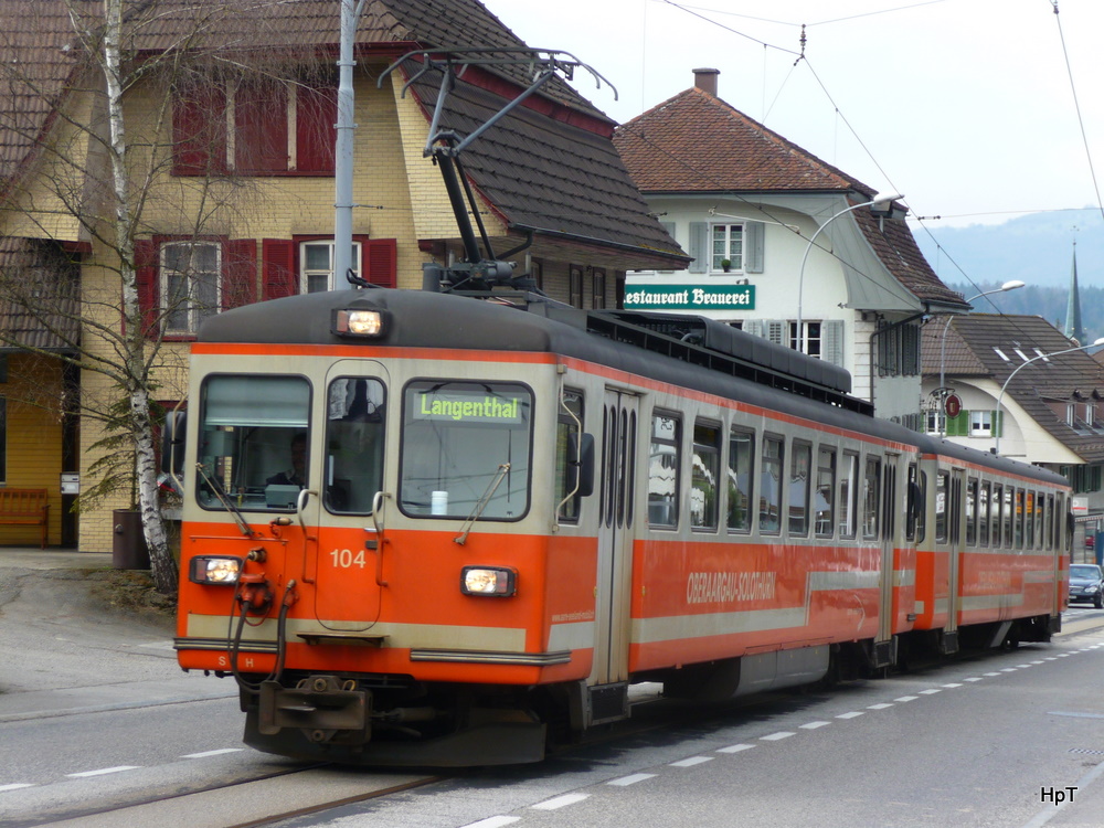 asm Oberaargau - Regio nach Langenthal mit dem Triebwagen Be 4/4 101 und Steuerwagen Bt 154 unterwegs in Aarwangen am 25.03.2010