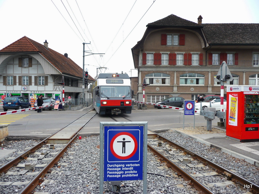 asm Seeland - Einfahrender Regio in Ins Dorf mit dem Be 2/6 504 am 27.11.2011 ... Bild wurde vom Zwischenperron des Bahnhof aus gemacht ...