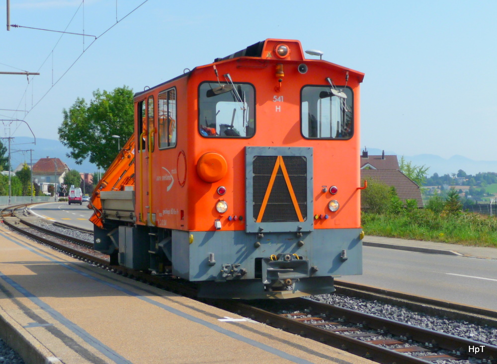 asm Seeland - Tm 2/2 541 in Lattrigen am 25.08.2011 .. Standpunkt des fotograffen auserhalb des Geleisfeldes