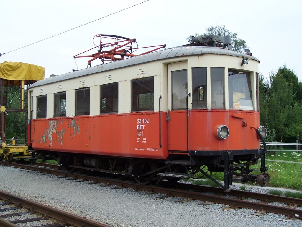 Attergaubahn : BET 23102 der fr Arbeitszge dient, seht im Bahnhof St-Georgen im Attergau am 05/08/10.