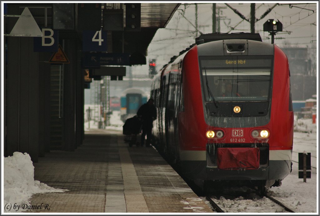 Auch dem Hauptbahnhof wollte ich nochmal vor dem Fahrplanwechsel einen Besuch abstatten. Hier nochmal ein Herzliches Dankeschn an Matthias der uns nicht zu lange in der Klte stehen lie, sondern uns gleich am Regensburger Hbf raushpfen lie. Da ich dort aber zu faul war zum 612 492 vorzugehen, packte ich einfach mein Tele-Objektiv aus, und lie zugleich dieses in einer Interessanten Perspektive des 612'ers mit einem Mann, der sich rhrend um sein Baby kmmert, entstehen. (05.12.10)