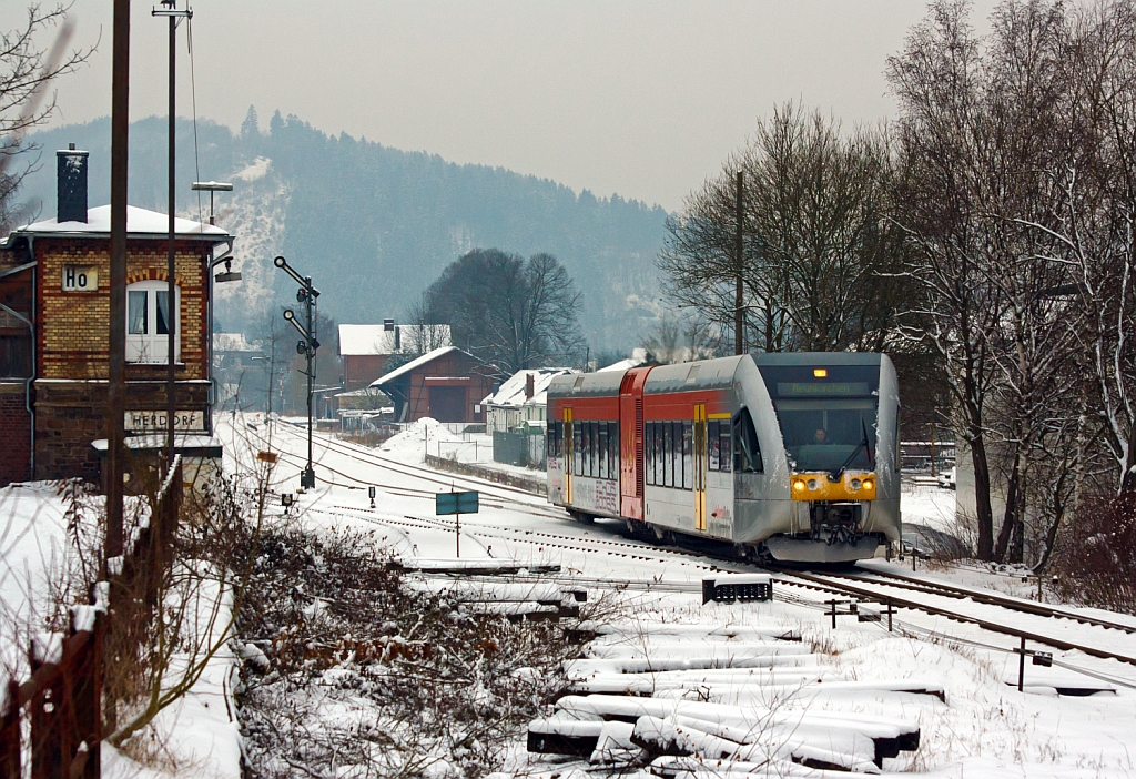 Auch in Herdorf hat es nun krftig geschneit - Ein Stadler GTW 2/6 der Hellertalbahn fhrt am 21.01.2013 vom Bahnhof Herdorf weiter in Richtung Neunkirchen, hier passiert er gerade das Stellwerk Herdorf Ost (Ho).