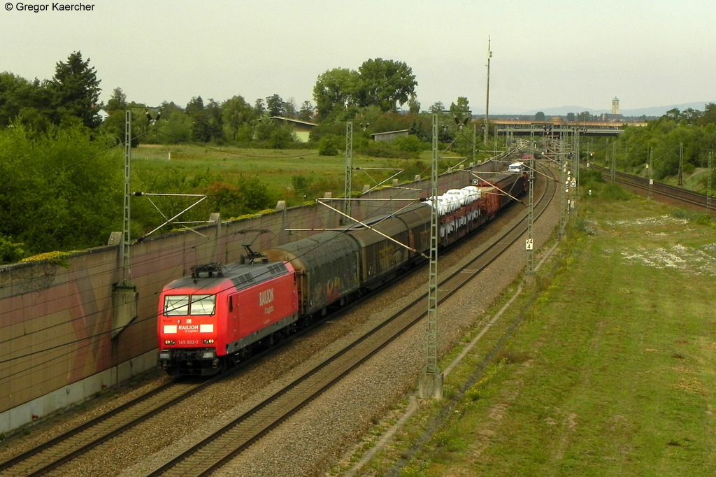 Auch das kommt tagsber mal vor. Hier zieht die 145 002-2 einen gemischten Gterzug ber die SFS Mannheim-Stuttgart. Aufgenommen am 01.09.2011 bei Neuluheim.