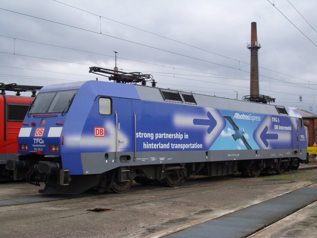 Auch moderne E-Loks gab es am 18.09.2010 anllich der 175-Jahr-Feier  Deutsche Eisenbahn  in Osnabrck zu sehen. Hier die Krauss-Maffei 20261 aus dem Jahr 2000 alias 152 134  Albatros Express . Eine Werbelok fr die Partnerschaft zwischen TFG und DB Intermodal.