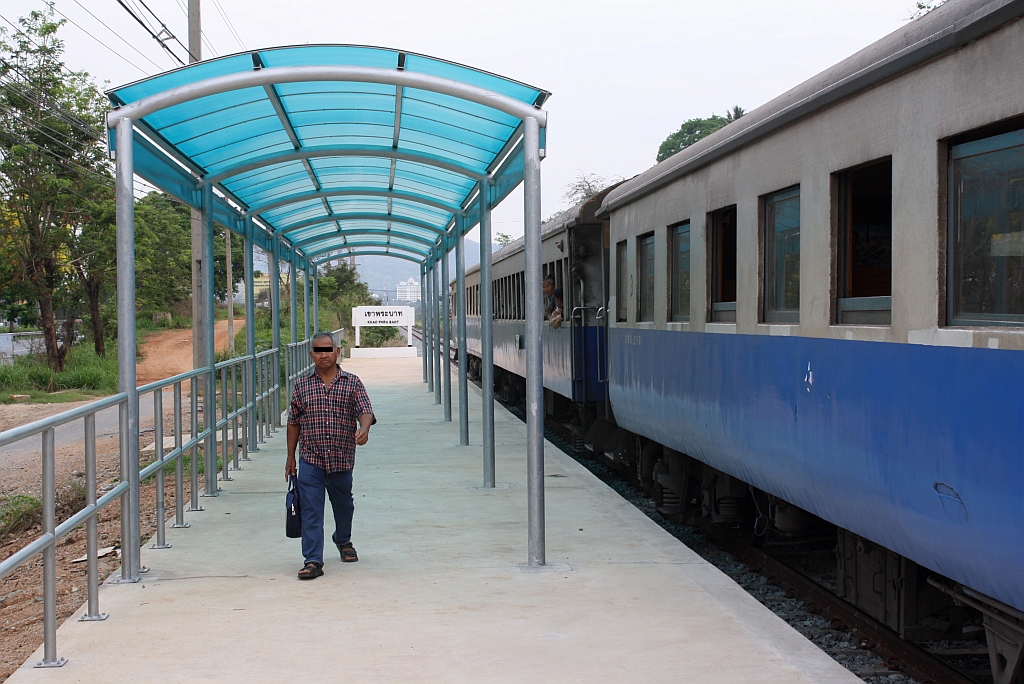 Auch der neue Bahnsteig der Hst. Khao Phra Baht erhielt einen anspruchslosen Witterungsschutz. Bild vom 17.Mrz 2011.