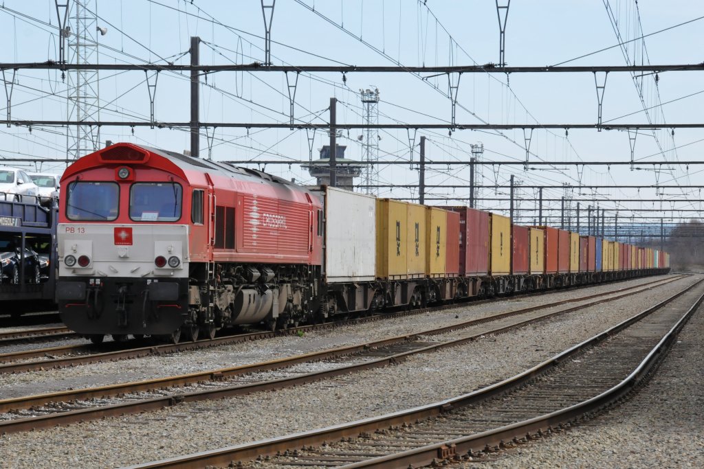 Auch die PB13 von Crossrail stand am Sonntag in Montzen, bereits mit einem langen Containerzug am Haken mit Bestimmung Antwerpen. Aufgenommen am 20/03/2011.