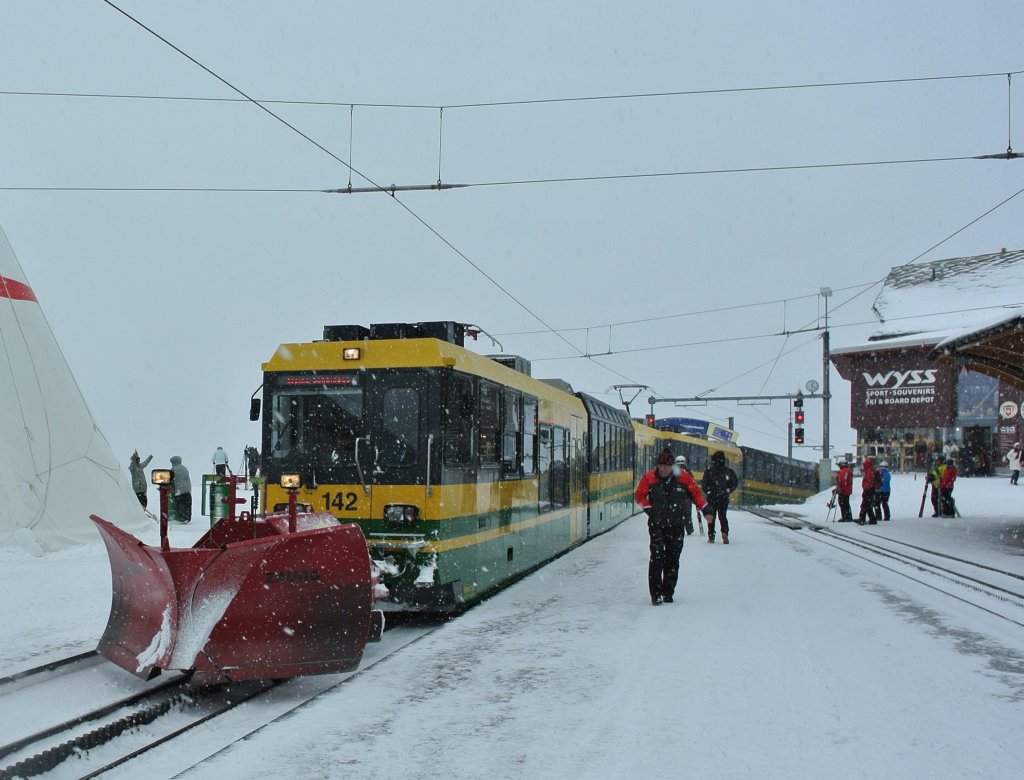 Auch die WAB erwarteten mehr Neuschnee.. Beh 4/8 142 mit dem Spurpflug X 704 bei Einfahrt in Kleine Scheidegg, 01.02.2013.