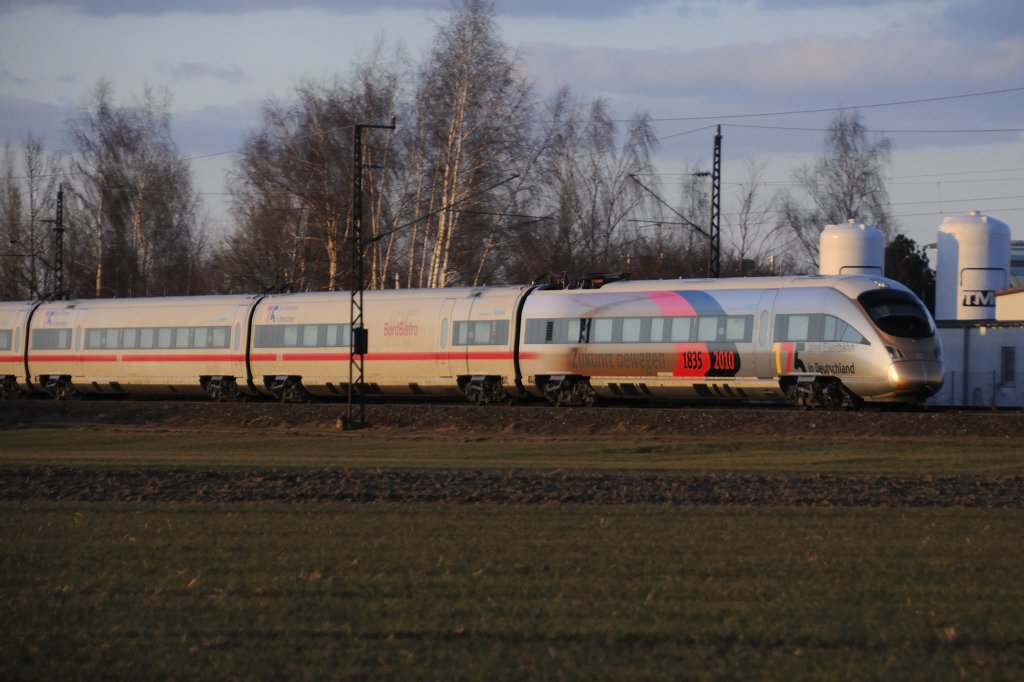 Auch die Wagen tragen dezente Hinweise auf das Bahnjubilum. (415 022 kurz vor Gersthofen, 05.03.2010).