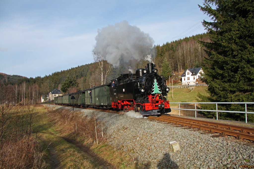 Auch wenn der Schnee noch fehlte, 's Baaml an der Rauchkammertr der VI K verrt: bald nun ist Weihnachtszeit. Am 28.11.2009 ist 99 715 mit ihrem Personenzug zwischen Forellenhof und Schmalzgrube unterwegs.