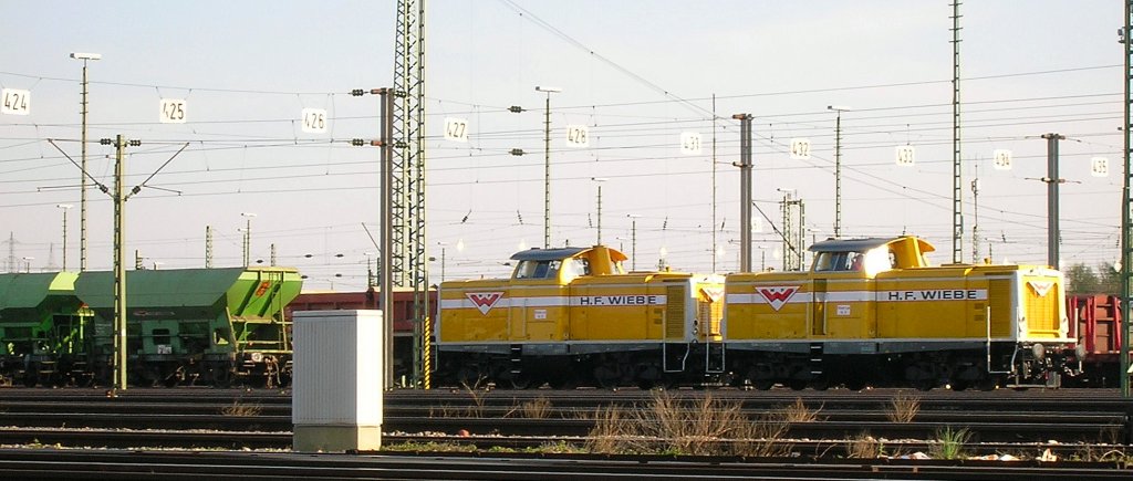 Auf dem Heimweg vom Radweg aus fotografiert sind diese beiden V100 von Wiebe auf dem Rangierbahnhof Mannheim. 22.04.2010 um 18:08 Uhr. 