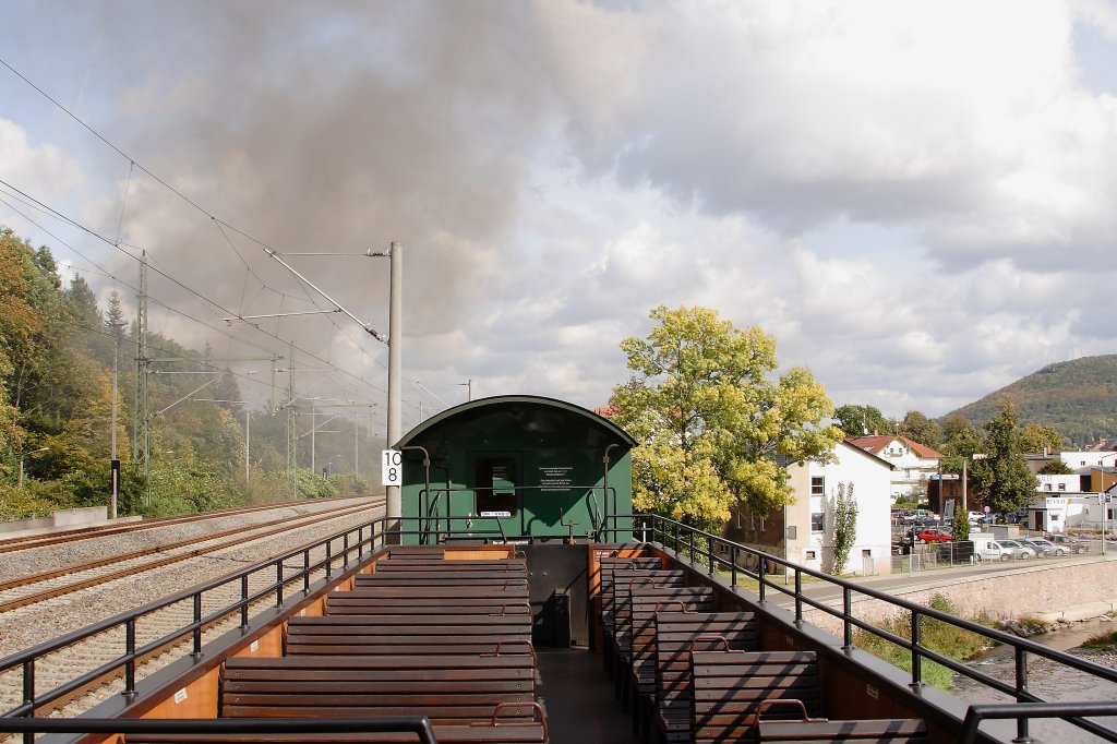 Auf einem kurzen Stck verkehrt die Weieritztalbahn nach Verlassen des Bahnhofes Freital-Hainsberg parallel zur Hauptstrecke Dresden-Tharandt-Chemnitz. Die Aufnahme erfolgte am 07.10.2011 von der Plattform eines Waggons aus.