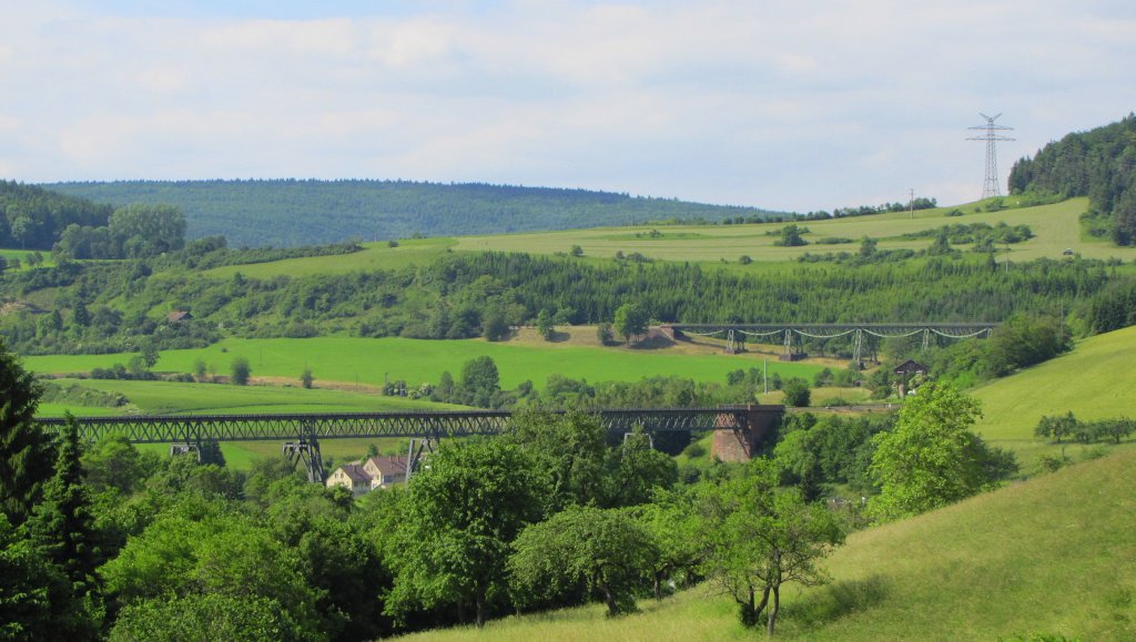 Auf der Fahrt von Blumberg-Zollhaus nach Weizen berquert man u.a. das 252,5 m lange Biesenbach Viadukt und den 264 m langen Talbergang Epfenhofen; 23.06.2010