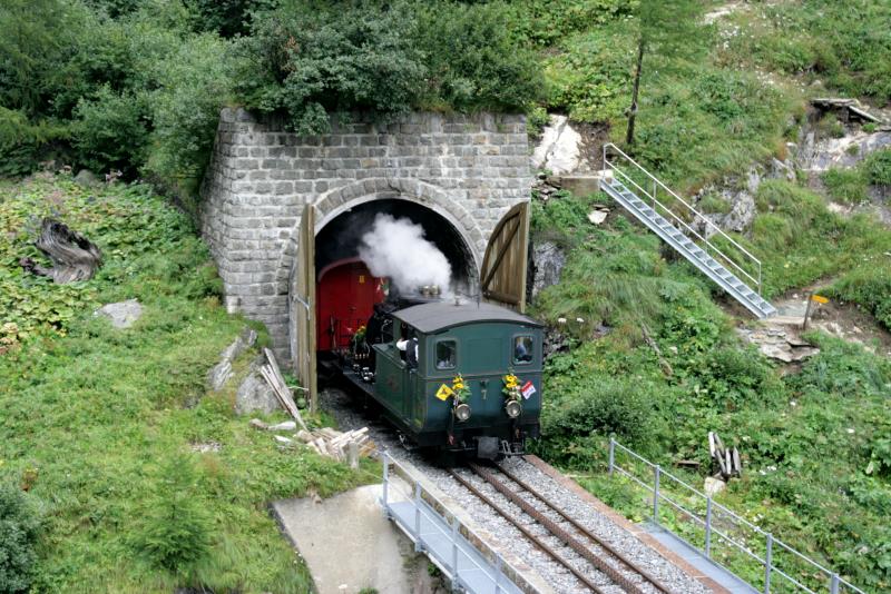 Auf der Fahrt von Gletsch nach Oberwald verlsst DFB Nr. 7  Breithorn  den Gletsch-Spiraltunnel und berquert kurz danach die Rhone. Wegen erneut einsetzenden starken Regen verwarf ich meinen Plan ein Foto von dem Viadukt zu machen; 14.08.2010