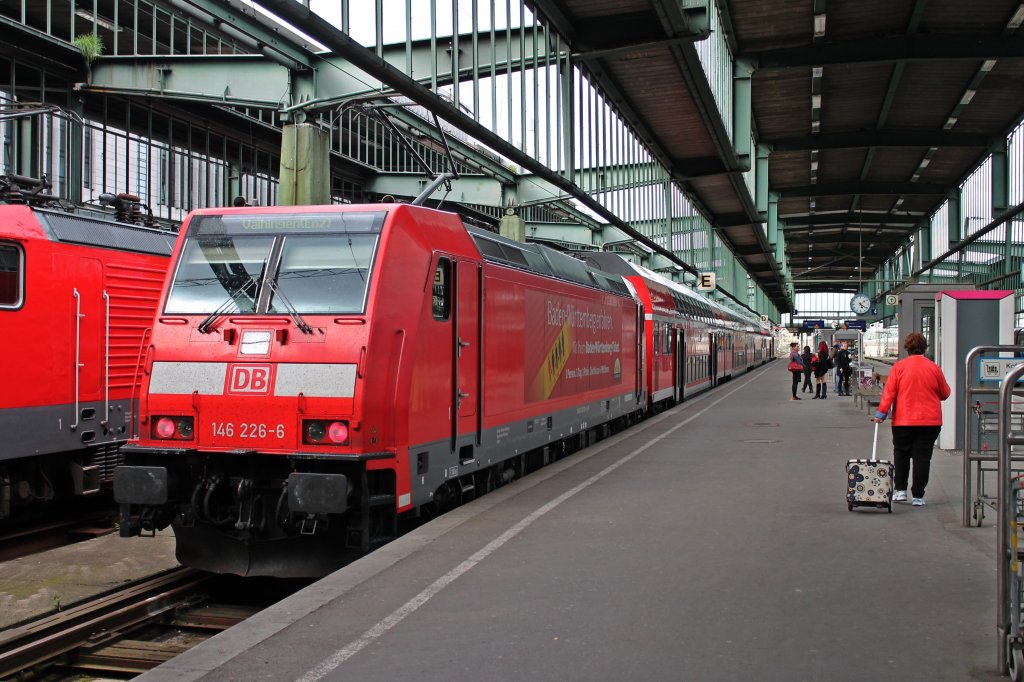 Auf Gleis 3 stand ein RE-Sandwich mit 146 226-6  Baden-Wrttemberg erfahren  und am Schluss die 146 225-8 aus Karlsruhe Hbf in Stuttgart Hauptbahnhof. 