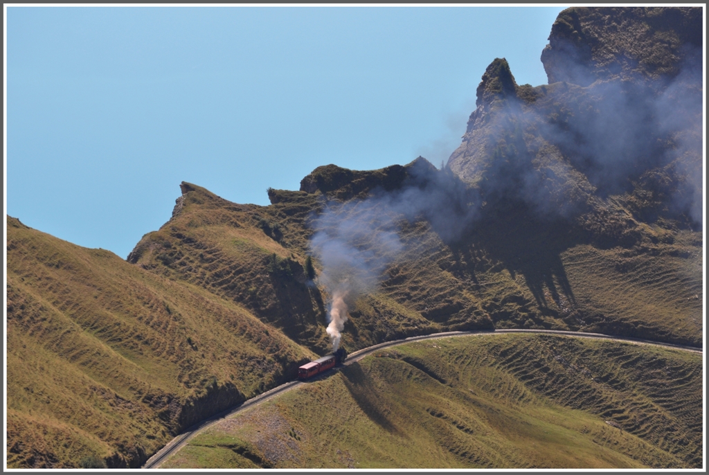 Auf der Morgenweid 1300m ber dem Brienzersee kmpft sich Lok 6 mit krftigem Sound dem Brienzer Rothorn entgegen. (01.10.2011)