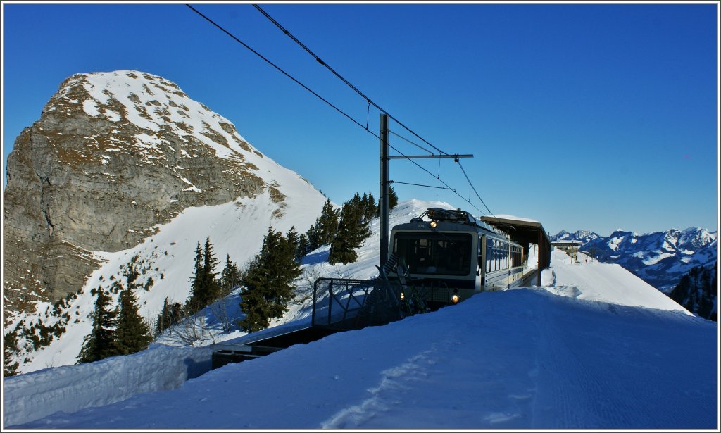 Auf der Wasserscheide zwischen Rhein und Rhone fhrt ein Rochers-de-Naye Zug dem Gipfel entgegen. Im Hintergrund der Dent de Jaman.
(12.01.2012)