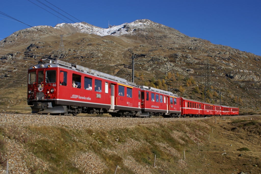 Auf Wiedersehen, ABe 4/4 II. Seit dem 25.10.10 sind keine Einstze mehr geplant, darum ist dieses Bild mein letztes von diesen Triebwagen im Regeleinsatz. ABe 4/4 II 46 und ABe 4/4 II 47 kurz vor Bernina Lagalb. Im Hintergrund der schon leicht verschneite Piz Lagalb.