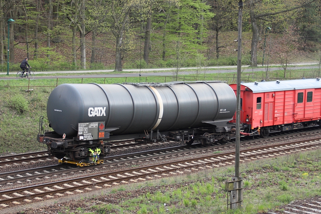 aufgebockter Kesselwagen (33 RIV 80 D-GATXD 7837 617-9) hinter 232 240 und Hilfszug am 01.05.2010 in Eberswalde