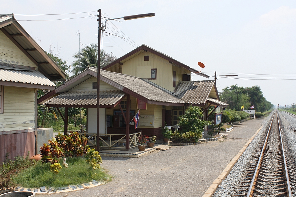 Aufnahmsgebude des Bf. Tha Khae, Blickrichtung Bangkok, am 13.Mrz 2012.