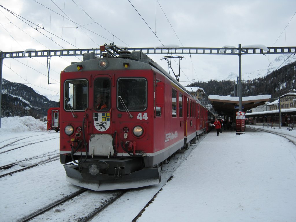 Aus dem Archiv: BB ABe 4/4 II Nr. 44 (mittlerweile ist diese Triebwagenserie ausrangiert) an der Spitze eines Regios in St. Moritz, 30.01.2010.