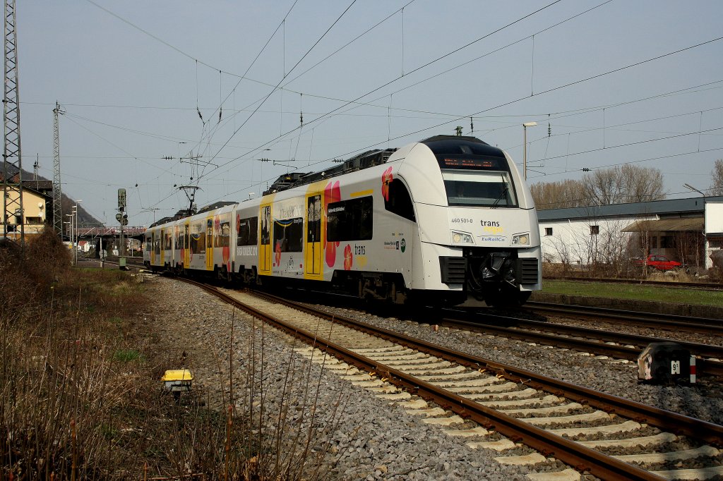 Ausfahrt aus Brohl: Ein Triebzug der TransRegio mit Werbung fr die BuGa. Aufnahmedatum 27.03.2011 