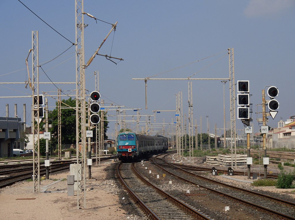 Ausfahrt des Regionalzuges 12916 von Cagliari nach Oristano (Cagliari, 01.10.2011). Ob geplant ist bzw. war, das Trenitalia-Bahnnetz auf Sardinien zu elektrifizieren ist nicht bekannt, da bis auf die Masten in Cagliari auf ca. 300 km Bahnfahrt keine Oberleitungsmasten gesehen wurden.