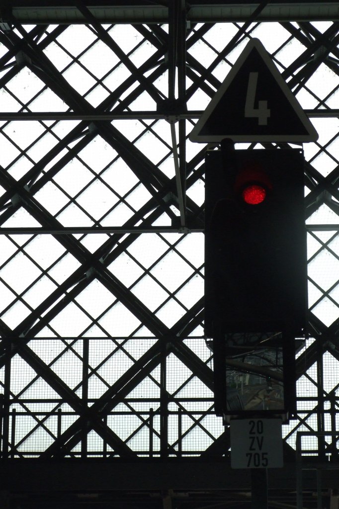 Ausfahrt und doch nicht - Glais 5 des Neustdter Bahnhofes ist mit einem  Halt  belegt, wogegen auf Gleis 4 der SBS17216 nach Knigsbrck Ausfahrt erhlt.
Dresden, der 3.5.2012