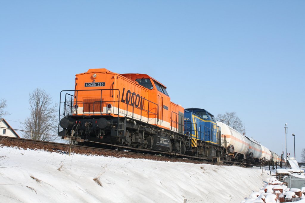 Ausfahrt frei fr LOCON 216 und MWB 1801 am 16.02.10. Richtung Mnchen befrdern sie einen Kesselzug.