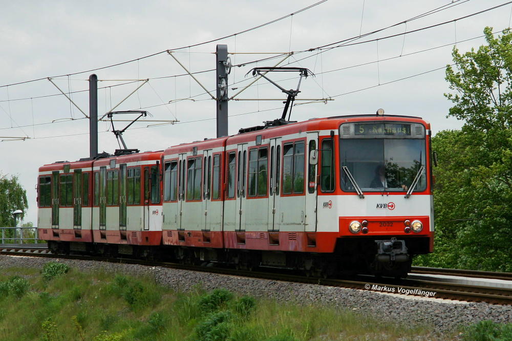 B-Wagen 2032 (vorne) und 2195 (hinten) auf der Brckenrampe in Ossendorf am 10.05.2013.