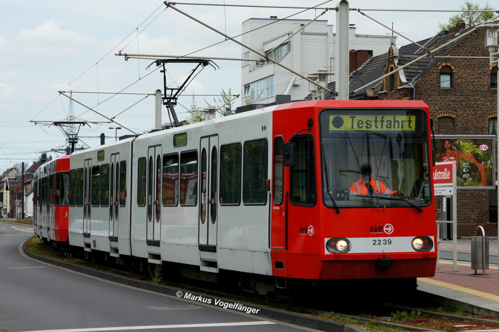 B-Wagen 2239 an der Haltestelle Weiden Schulstrae am 01.05.2012. 