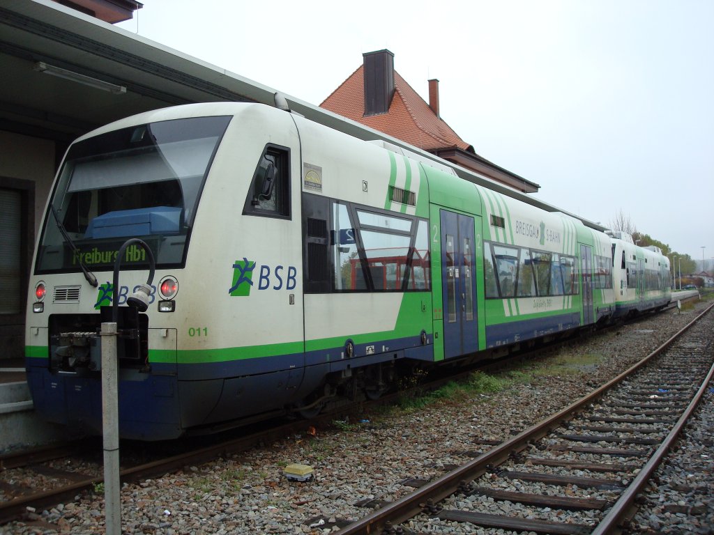 Bahnhof Breisach am Rhein,
BSB Triebwagen BR 650 vor der Abfahrt,
Nov.2008