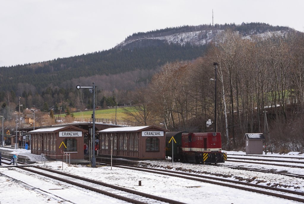 Bahnhof Cranzahl am Mittag des 30.12.2012. Am Bahnsteig der Fichtelbergbahn steht Diesellok L45H-083 am Zugende von P1002 kurz nach Einfahrt aus Oberwiesenthal. An der Zugspitze befindet sich 99 794 (nicht im Bild), welche gleich umsetzen und gemeinsam mit der Diesellok den Zug wieder nach Oberwiesenthal bringen wird.