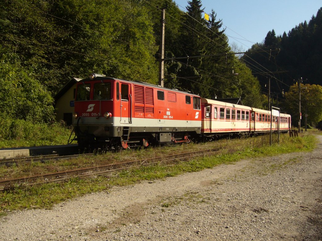 Bahnhof Schwarzenbach an der Pielach. 2095 011-9 zieht einen Personenzug im September 2010 zurck nach St.Plten.