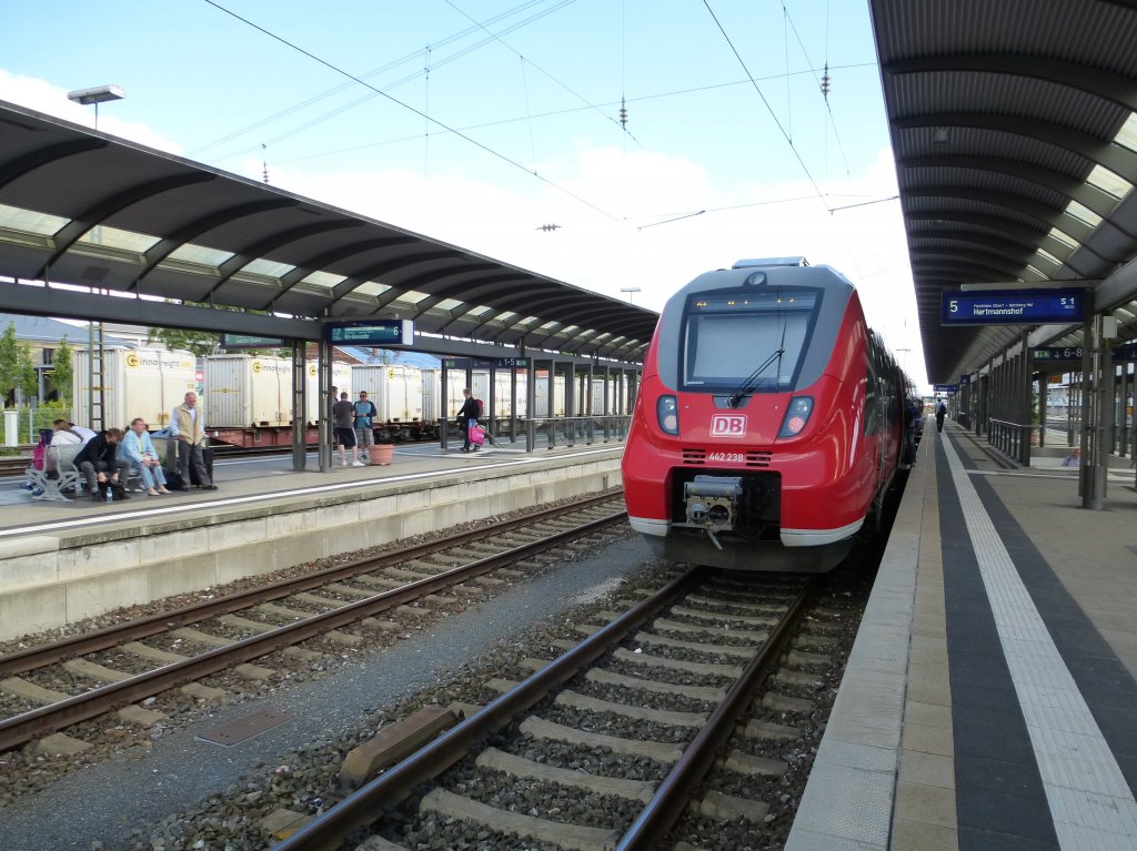 Bahnsteig 5 und 6 in Bamberg.
Rechts auf Gleis 5 steht 442 238 als S1 nach Hartmannshof bereit, 23.Juni 2013.